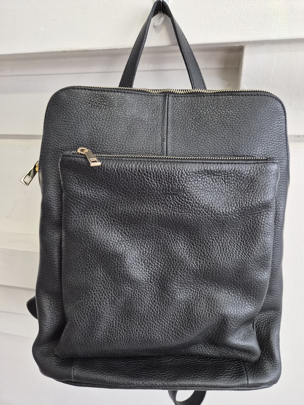 Vera Pelle Black Leather Backpack with Front Zip Pocket